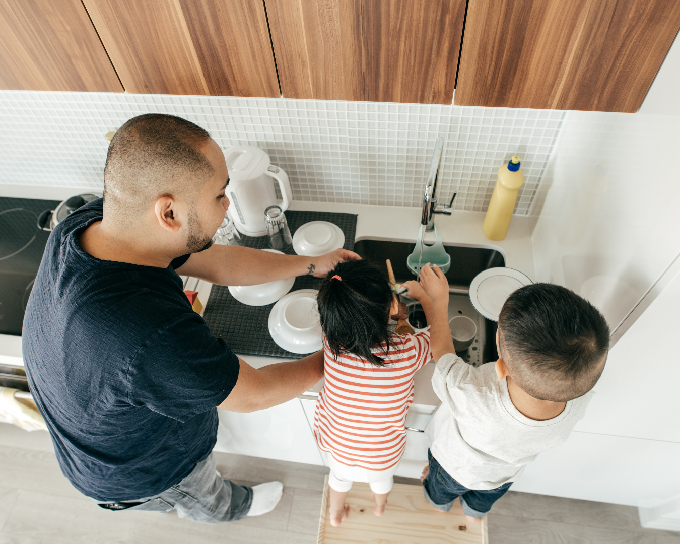lapsen ottaminen mukaan päivittäisiin kotiaskareisiin voi tehdä sotkun hallinnasta helpompaa. Se ei myöskään hyödytä vain sinua.