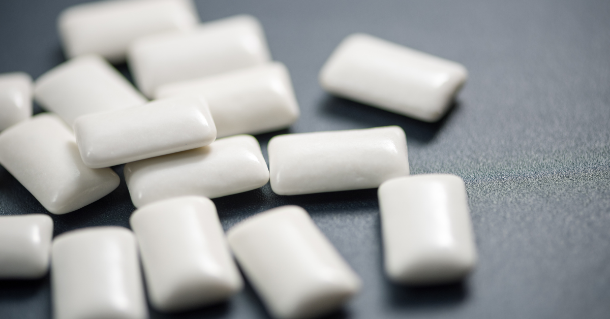 Lähikuva purukumista tasolla, purukumi sisältää muovia ja muodostaa ympäristöä kuormittavaa roskaa