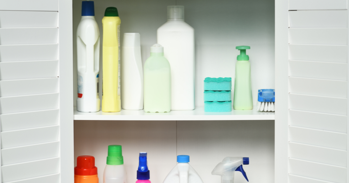 Siivouskaappi täynnä pulloja