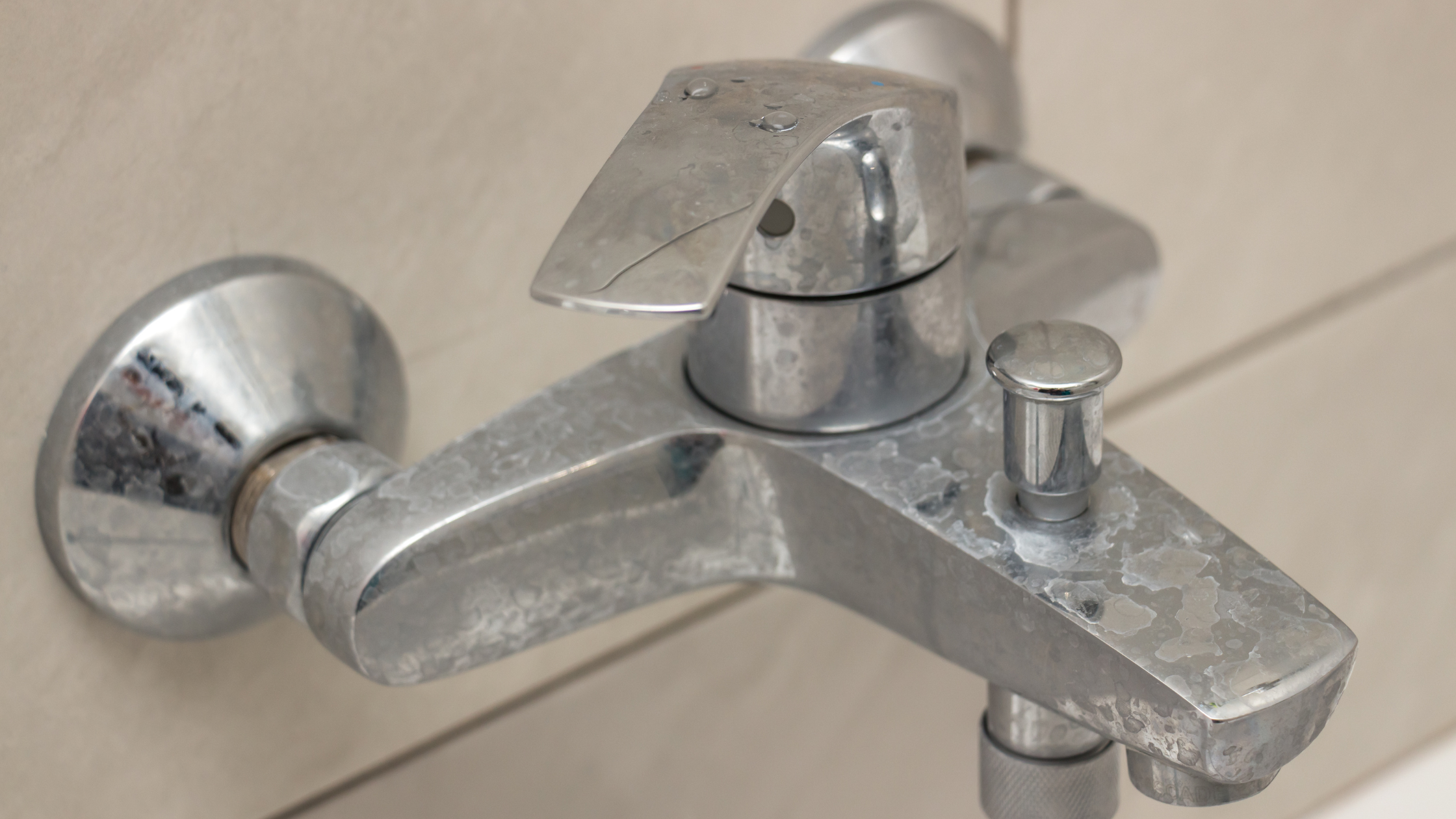 Kalkkikertymä suihkun hanassa. Kuinka poistaa kalkki helposti. kuinka päästä eroon kalkista. kalkkeuma . kalkkikivettymä