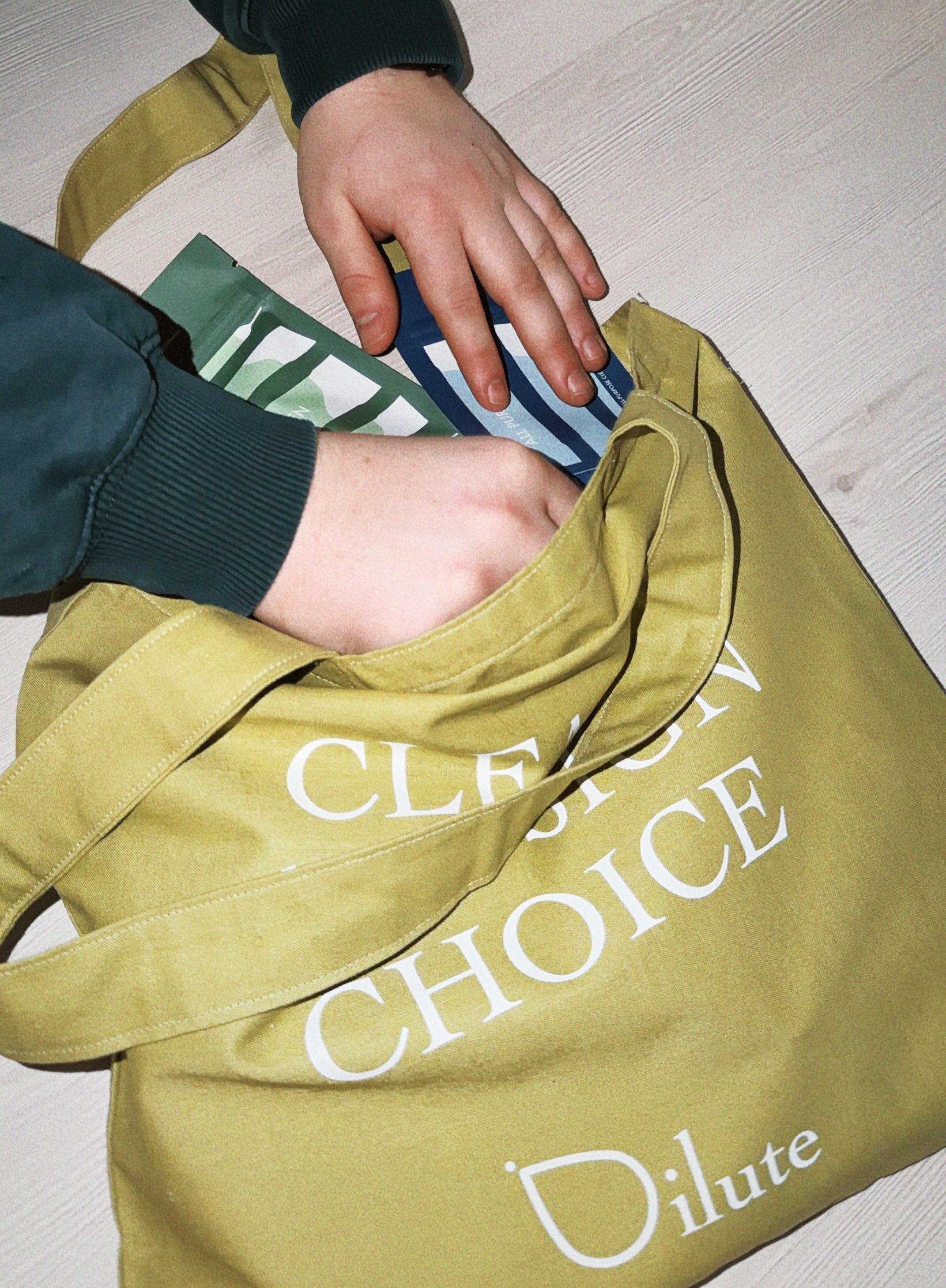 Dilute kestävä ja tilava kangaskassi, sopii hyvin kauppaan ostoskassiksi. käsityönä valmistettu tampereella.