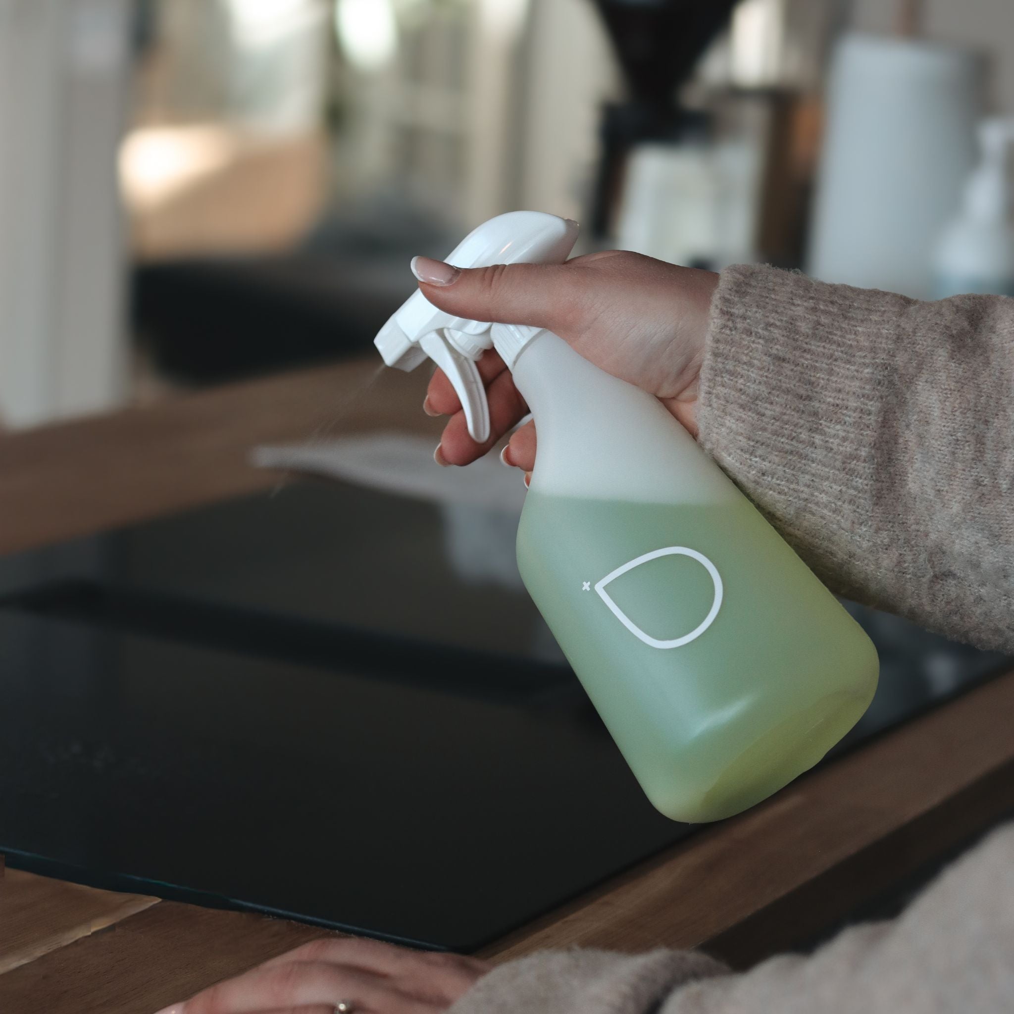 Uudelleentäytettävät Zero Waste rasvanpoistoaine käytössä – keittiö puhdistusaine pintojen puhdistukseen, ekologinen ja muovijätettä vähentävä siivousratkaisu.