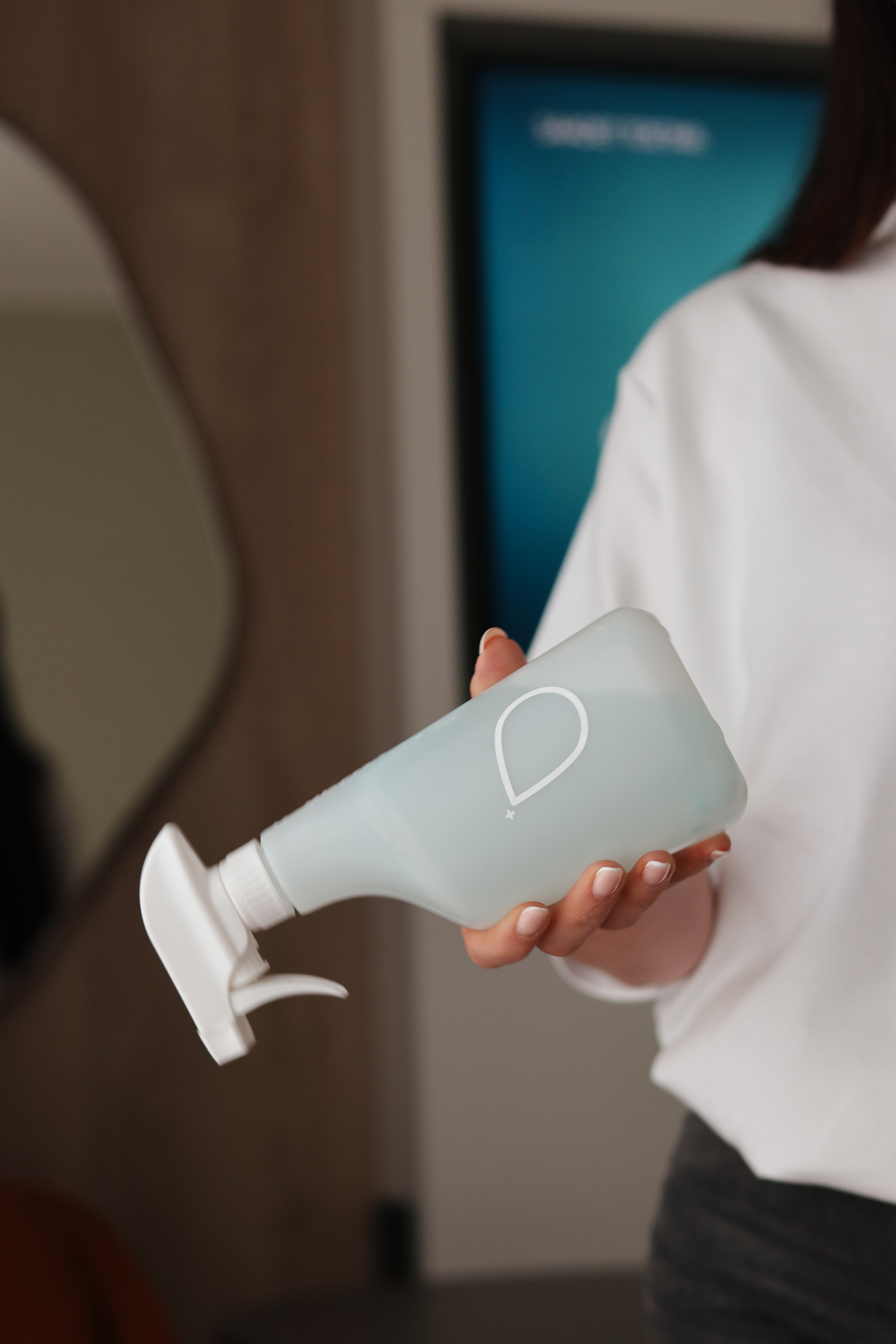 Load video: Dilute yleispesuaine valmistuu sekunneissa muovittomasta tiivistepussista. Diluten refill-konspeti tekee siivouksesta ekologista ja helppoa. Videolla näytetään, miten tiiviste lisätään pulloon ja täytetään vedellä, helppo ja ekologinen siivousratkaisu ilman kertakäyttömuovia.