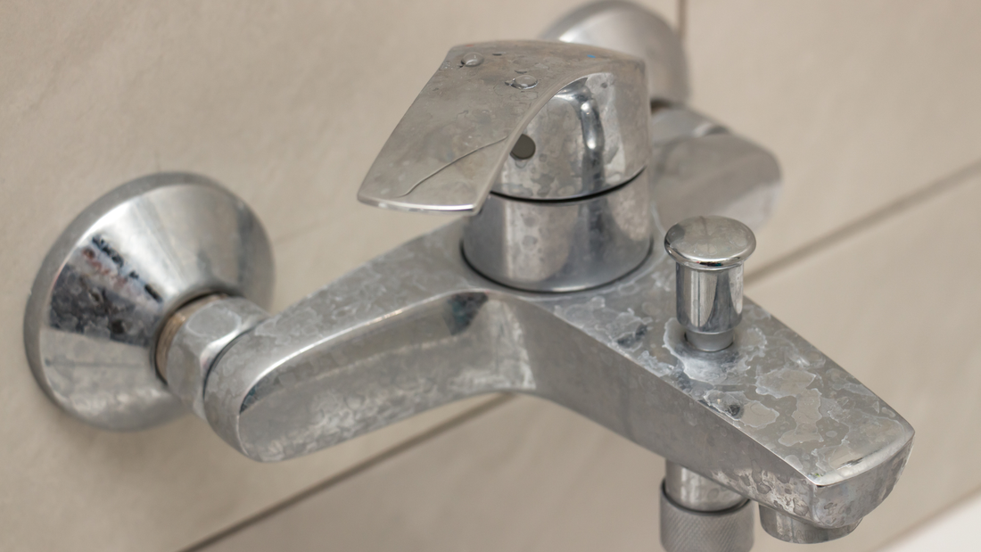 Kalkkikertymä suihkun hanassa. Kuinka poistaa kalkki helposti. kuinka päästä eroon kalkista. kalkkeuma . kalkkikivettymä