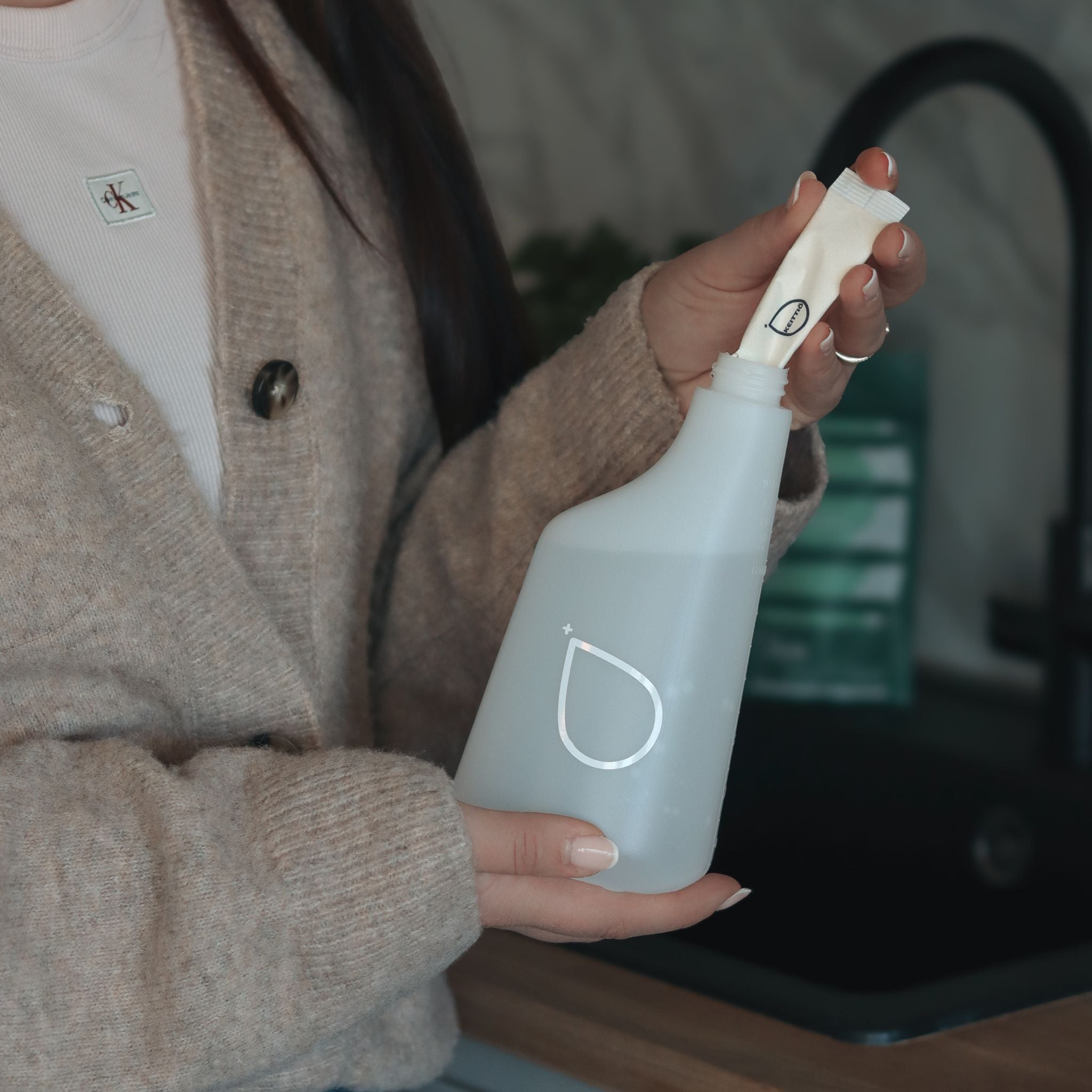 Refill keittiön puhdistusaine – tiivistepussi lisätään uudelleenkäytettävään pulloon, ekologinen ja muovijätettä vähentävä siivousratkaisu.