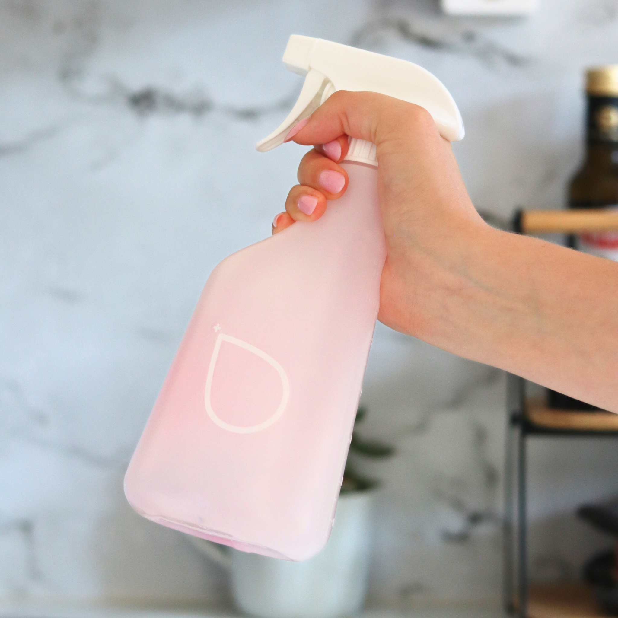 Dilute kylppäri puhdistusaine on tehokas ja monikäyttöinen kalkinpoistoaine. Se poistaa ja ehkäisee kalkinkertymistä jatkuvassa käytössä. kalkki.