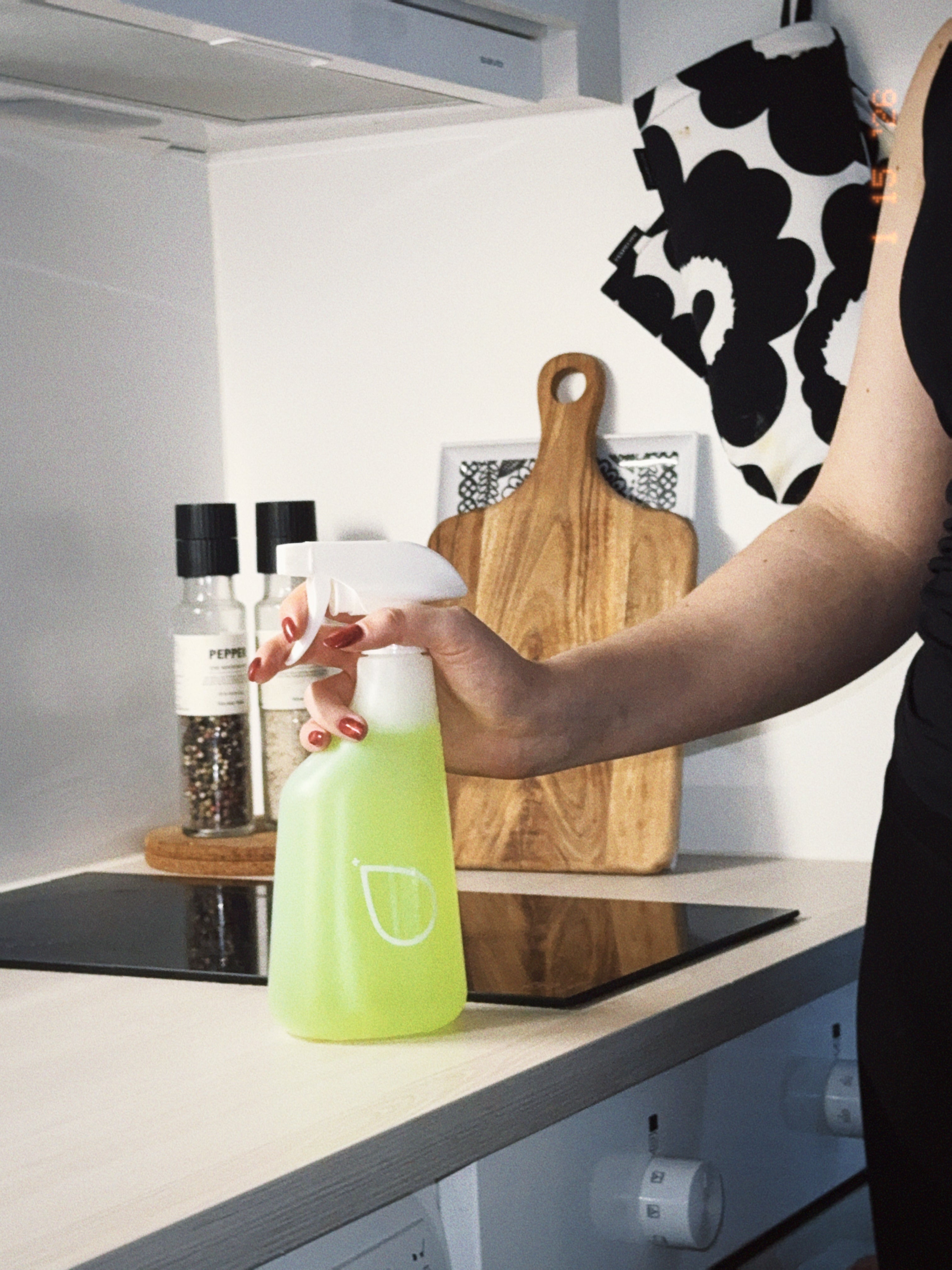 Työtason pyyhkiminen dilute-yleispuhdistusaineella modernissa ja puhtaassa keittiössä