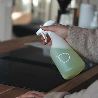 Uudelleentäytettävät Zero Waste rasvanpoistoaine käytössä – keittiö puhdistusaine pintojen puhdistukseen, ekologinen ja muovijätettä vähentävä siivousratkaisu.