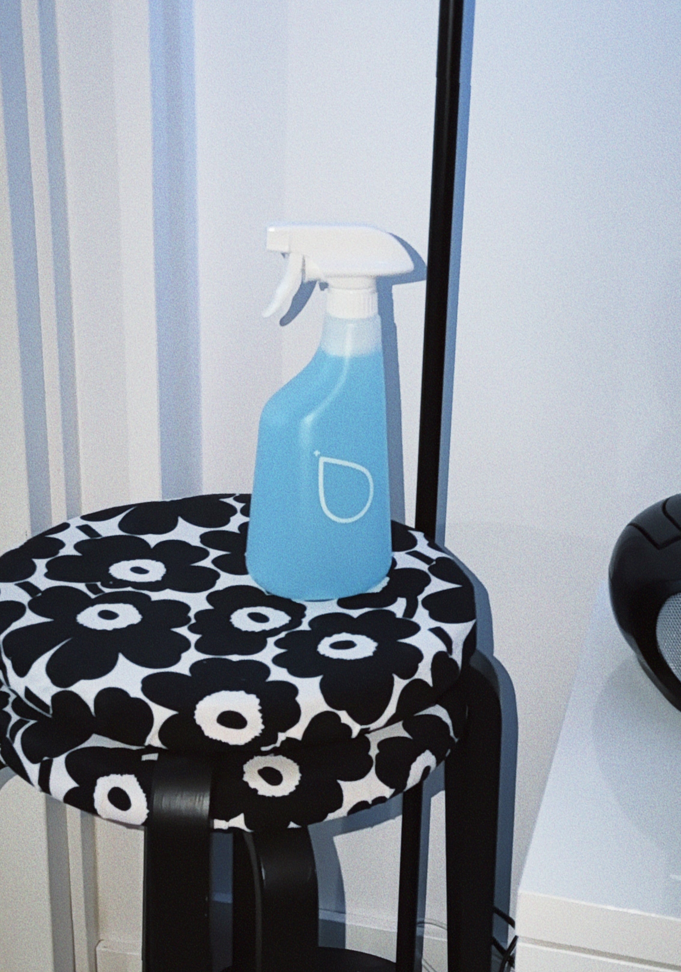 Minimalistinen dilute®-yleispuhdistusaine jakkaralla – ekologinen valinta kauniiseen kotiin