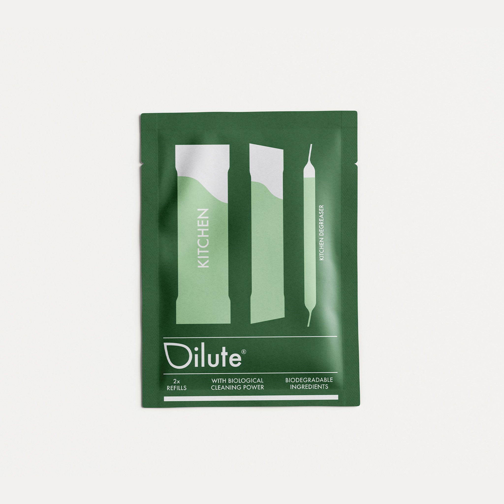 Muoviton siivous dilute-konseptilla: täytettävä suihkupullo ja tiivisteannospussi.