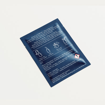 Dilute-yleispuhdistusaineen tiivisteannospussin täyttöpakkauksen takaosa, jossa on käyttöohjeet (lisää vesi, lisää pussi, ravista, siivoa), ainesosaluettelo.