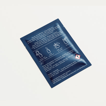 Dilute-yleispuhdistusaineen tiivisteannospussin täyttöpakkauksen takaosa, jossa on käyttöohjeet (lisää vesi, lisää pussi, ravista, siivoa), ainesosaluettelo.