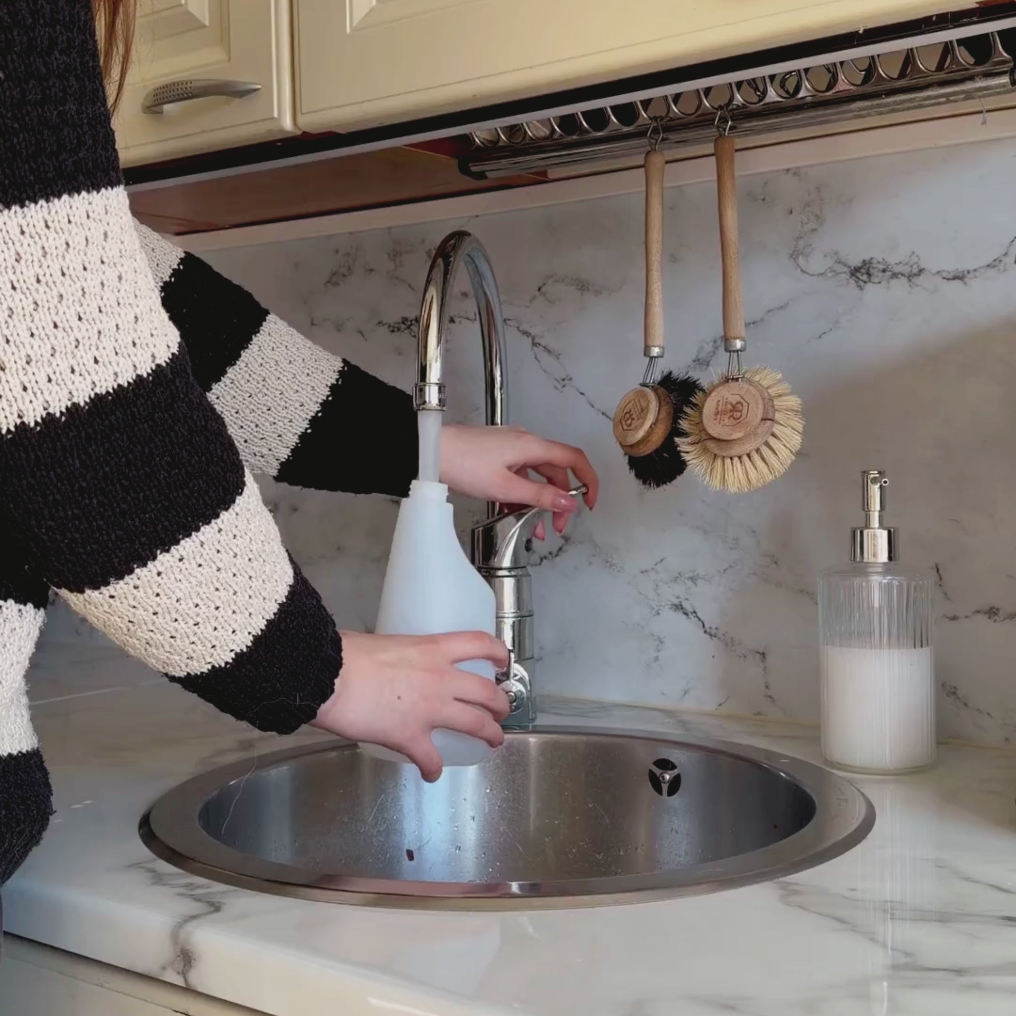 Yleispuhdistusaineen täyttö ja kodin siivousta