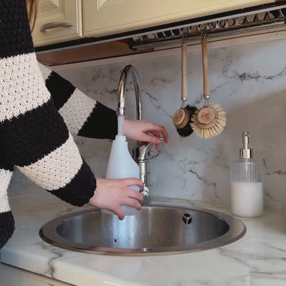 Yleispuhdistusaineen täyttö ja kodin siivousta