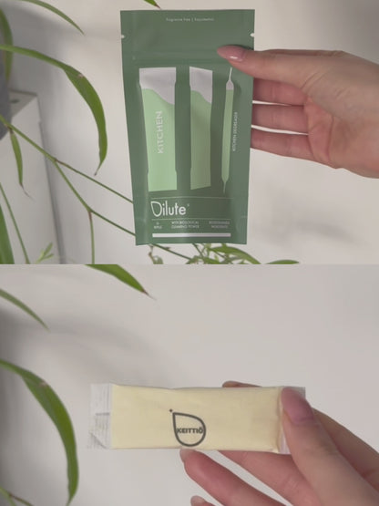 Uudelleentäytettävä keittiöpuhdistusaine – näytetään, miten tiiviste lisätään pulloon ja täytetään vedellä, helppo ja ekologinen siivousratkaisu ilman kertakäyttömuovia.