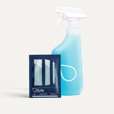 Dilute All Purpose Cleaner -aloituspakkaus, jossa on uudelleentäytettävä suihkepullo ja kaksi annosta pesuainetiivistettä sisältävä täyttöpakkaus.