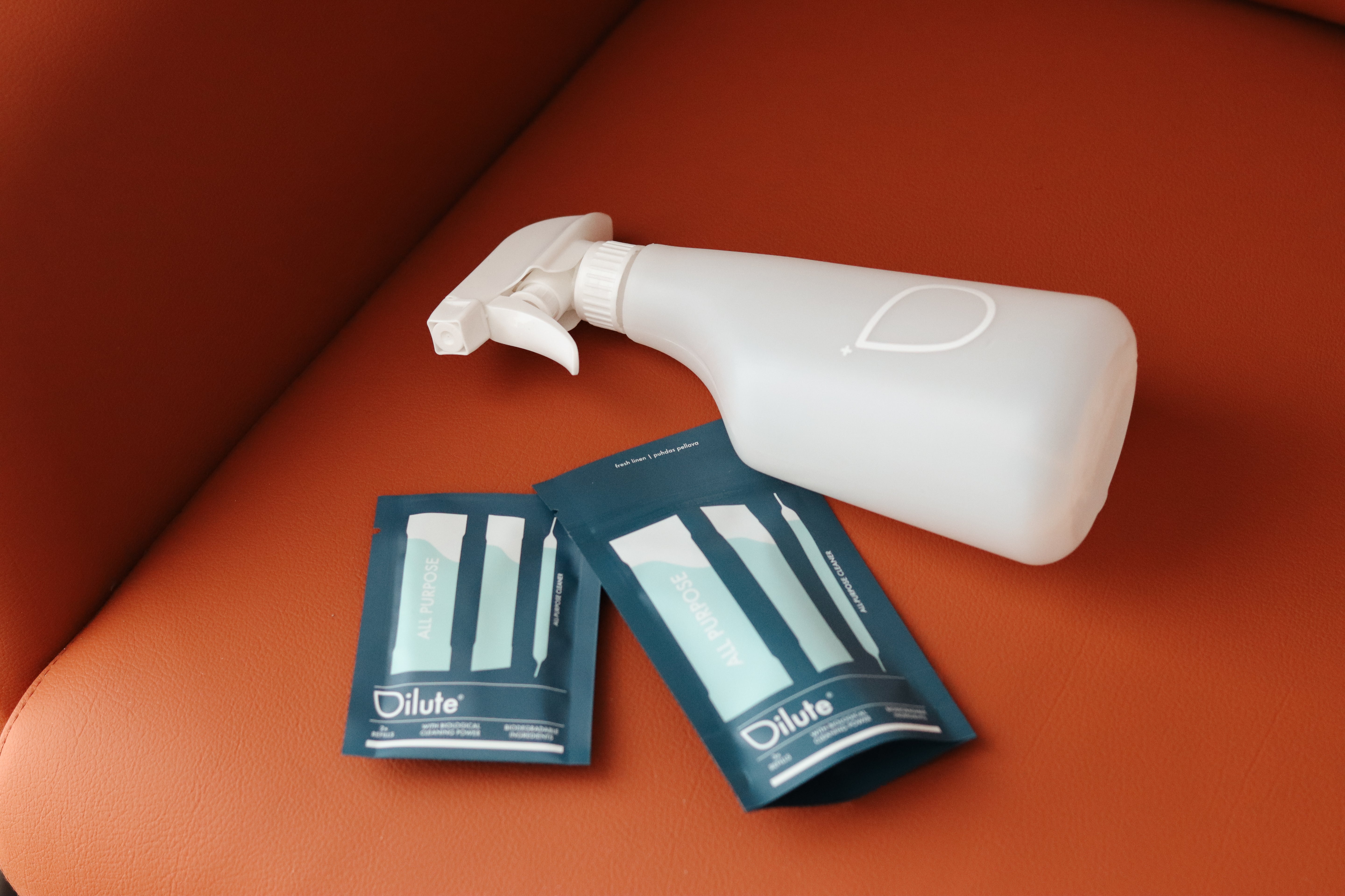 Dilute yleispuhdistusaine sopii kodin kaikille koville pinnoille sekä hajunpoistoon.